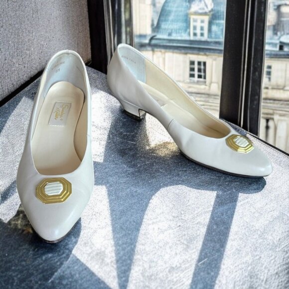 Elegant White Heels with Gold Accent - Picture 1 of 9